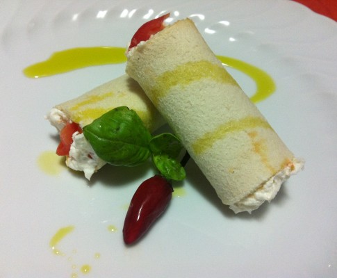 Cannoli di pane, stracciatella e pomodori datterini