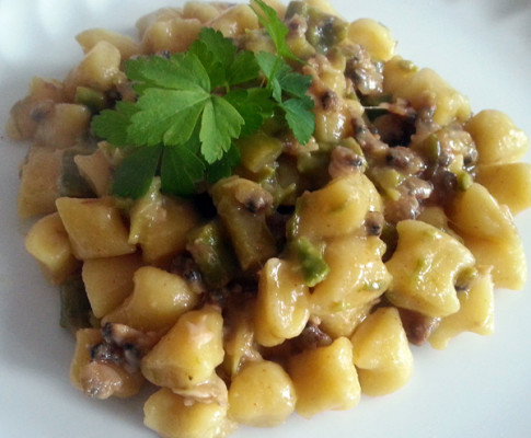 Gnocchetti allo zafferano con lupini e asparagi