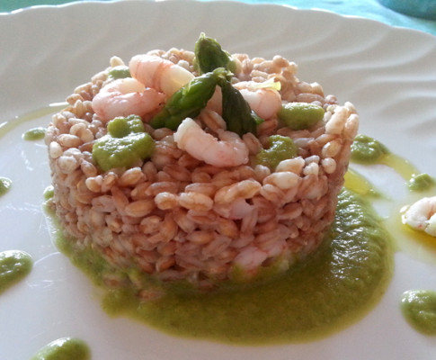 Farro e gamberetti su crema di asparagi