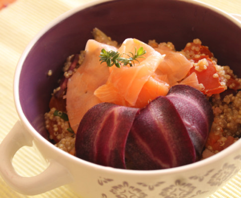 Insalata di quinoa salmone e carote viola