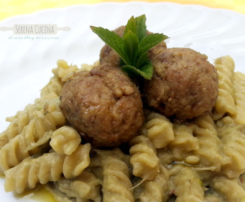 Pasta al pesto di carciofi e polpettine