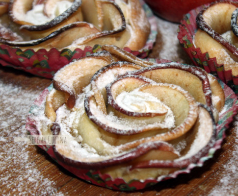 Rose di sfoglia con mela e cannella e pera e cioccolato