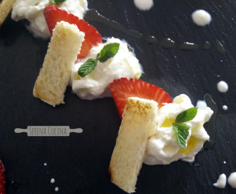 Antipasto di fragole, stracciatella e menta