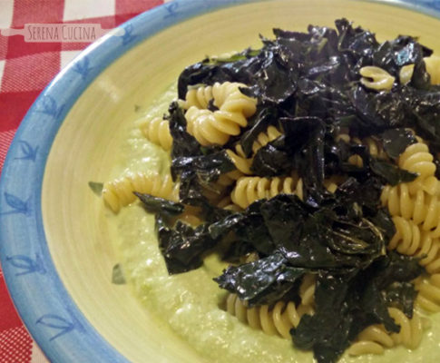 Fusilli con cavolo nero su crema verde di formaggi fusi